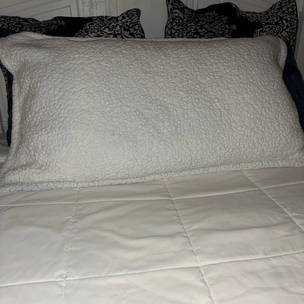 1‎ UGG Navy and Cream King Size pillow cover Preowned. Good Condition.
